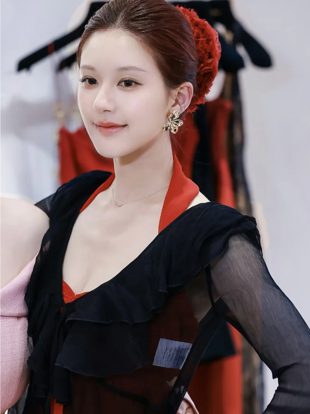 染了红头发戴什么耳环呢？