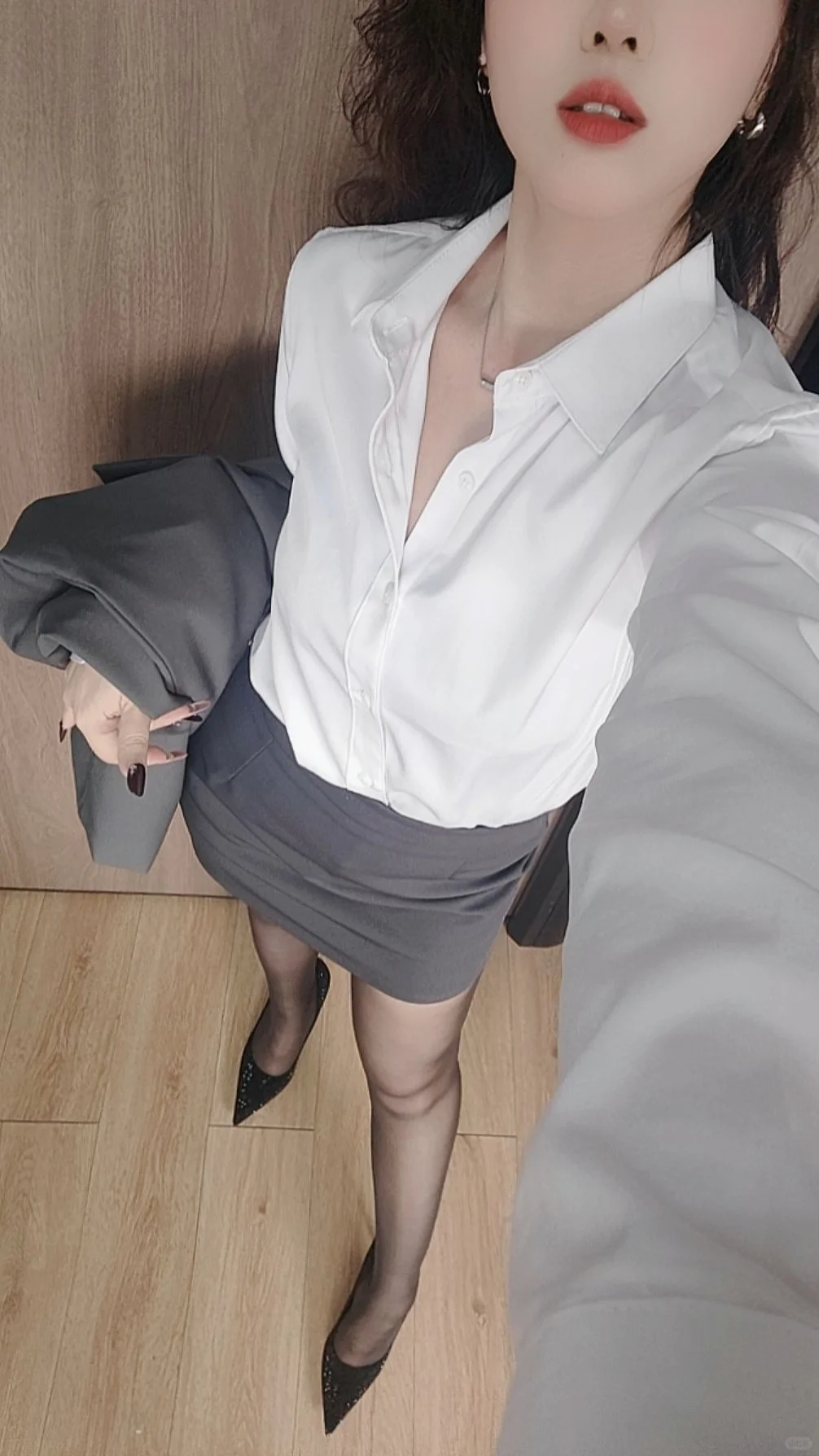 利落又性感的商务风穿搭