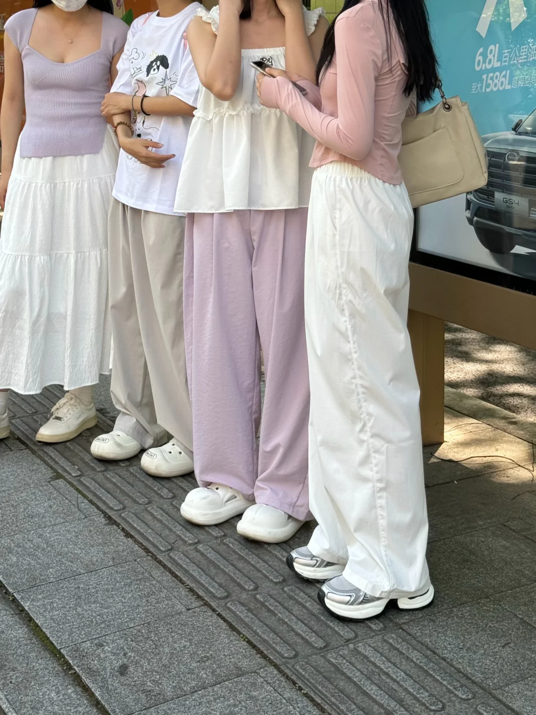 发现一个现象今年很多女生都敢穿了