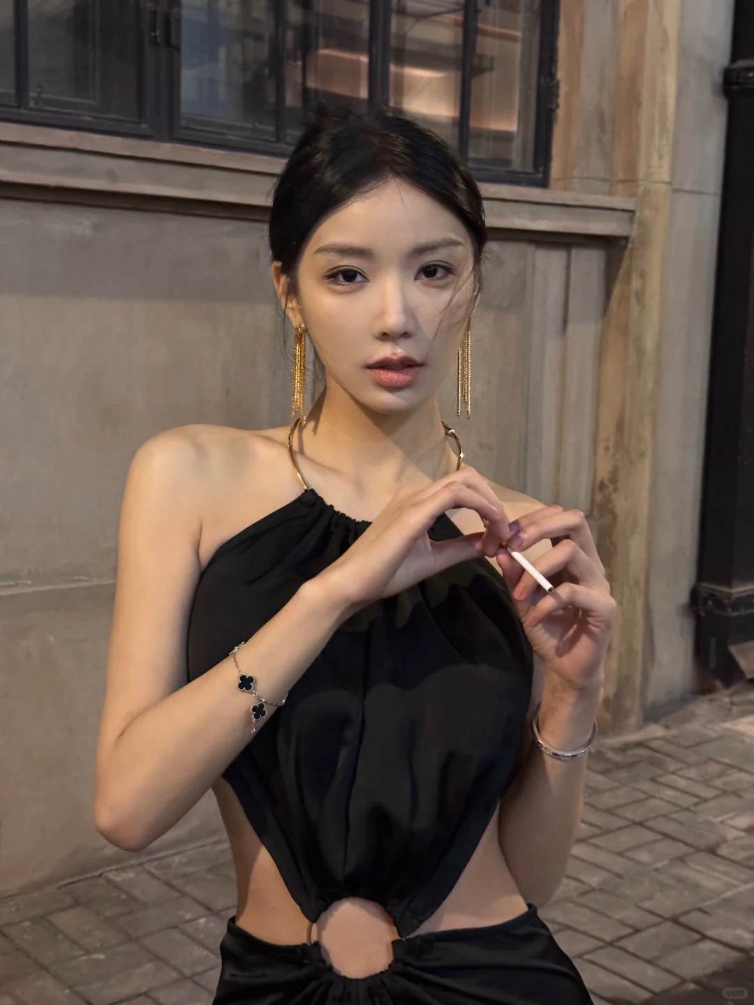 帮我找到黑金裙抽烟的她