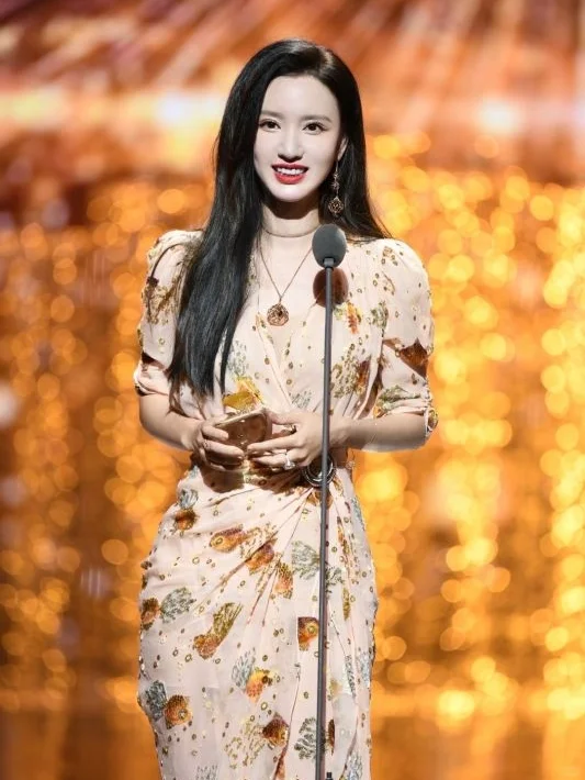女强人张萌也有妩媚一面，美到无以复加