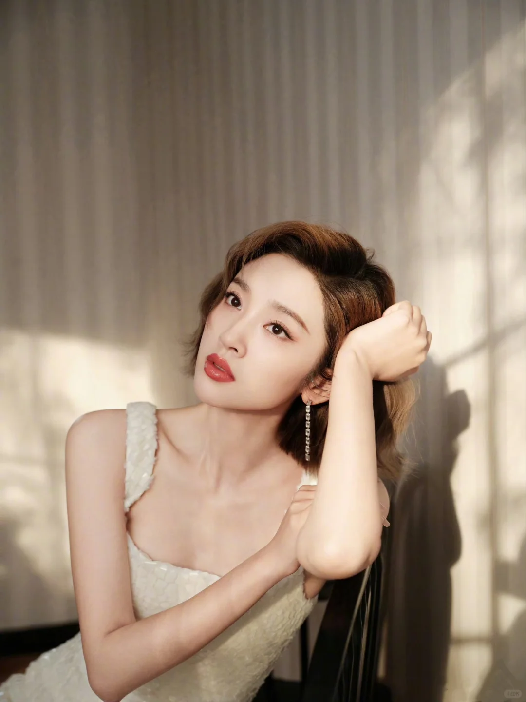 唐艺昕短发造型实在美丽，曼妙身材玲珑有致