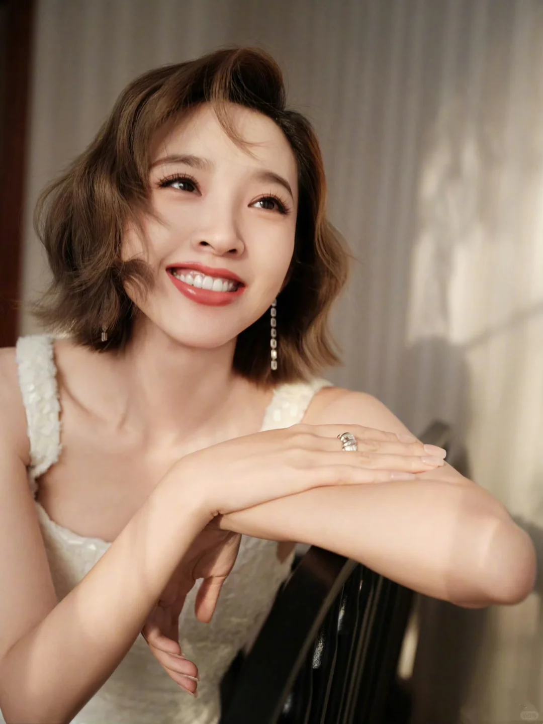 唐艺昕短发造型实在美丽，曼妙身材玲珑有致