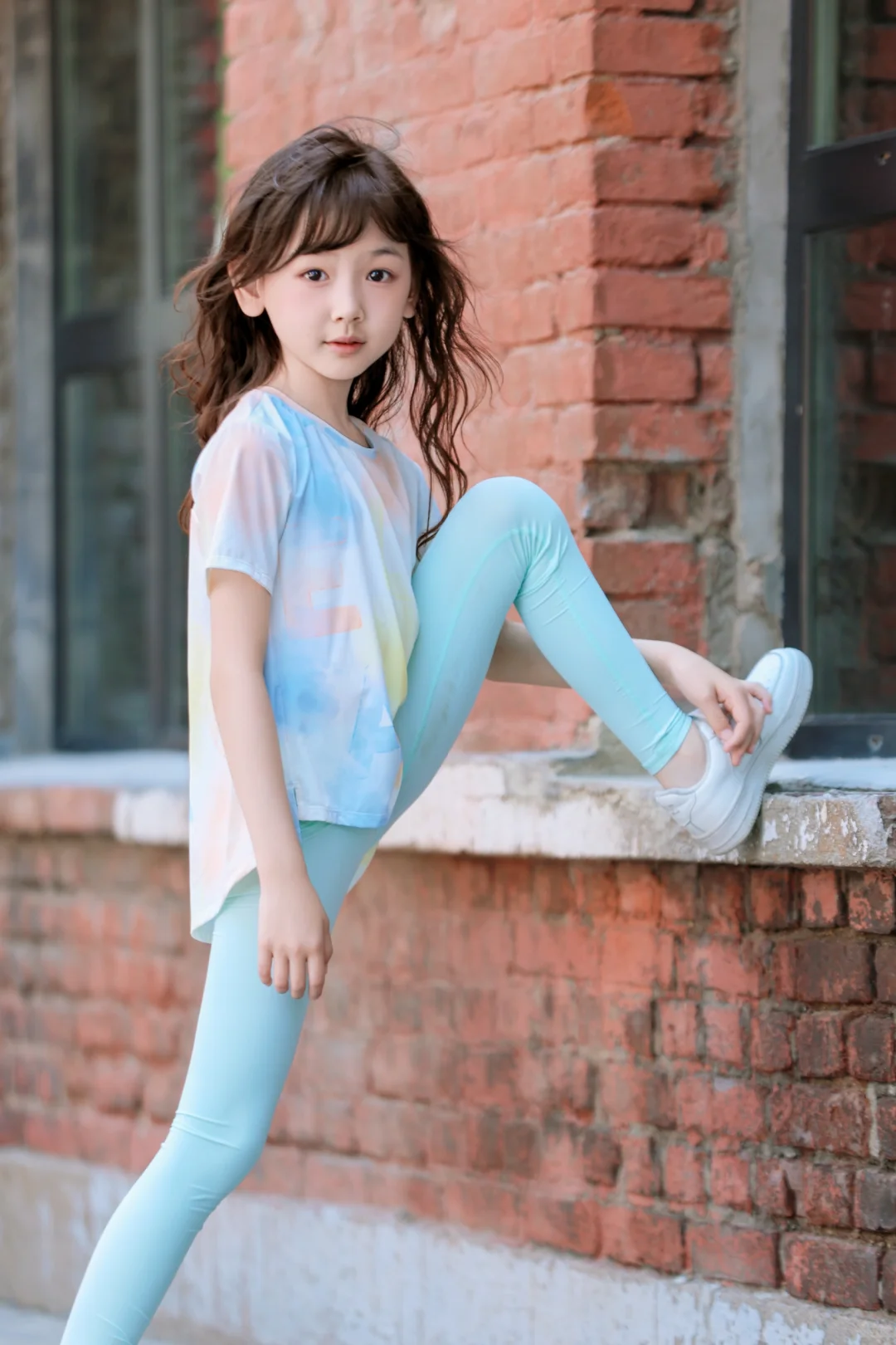 沐浴阳光的户外瑜伽少女