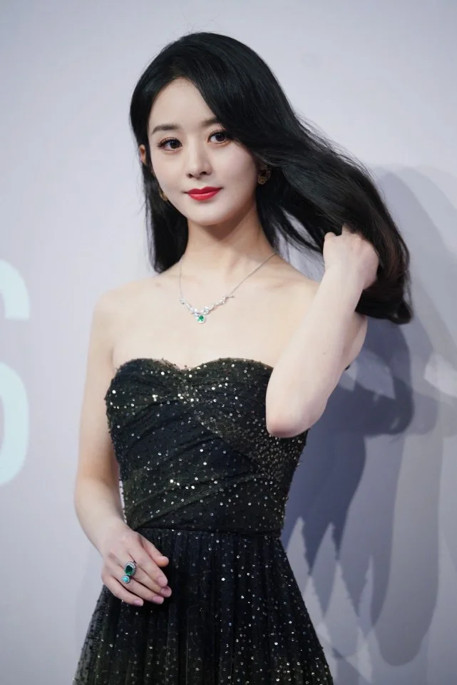 赵丽颖、这位天生丽质、身穿黑色礼服又上热搜