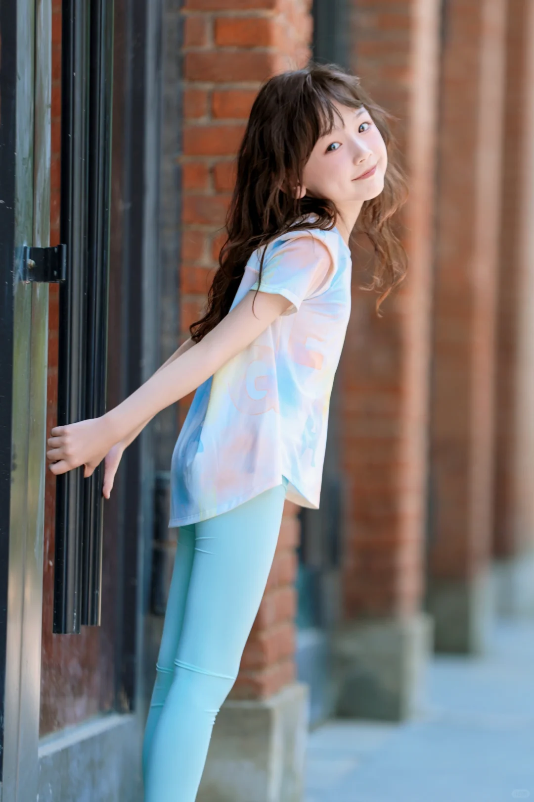 沐浴阳光的户外瑜伽少女