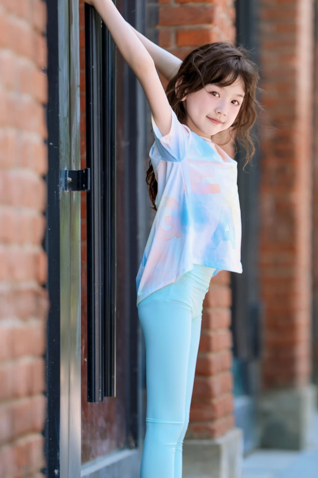 沐浴阳光的户外瑜伽少女