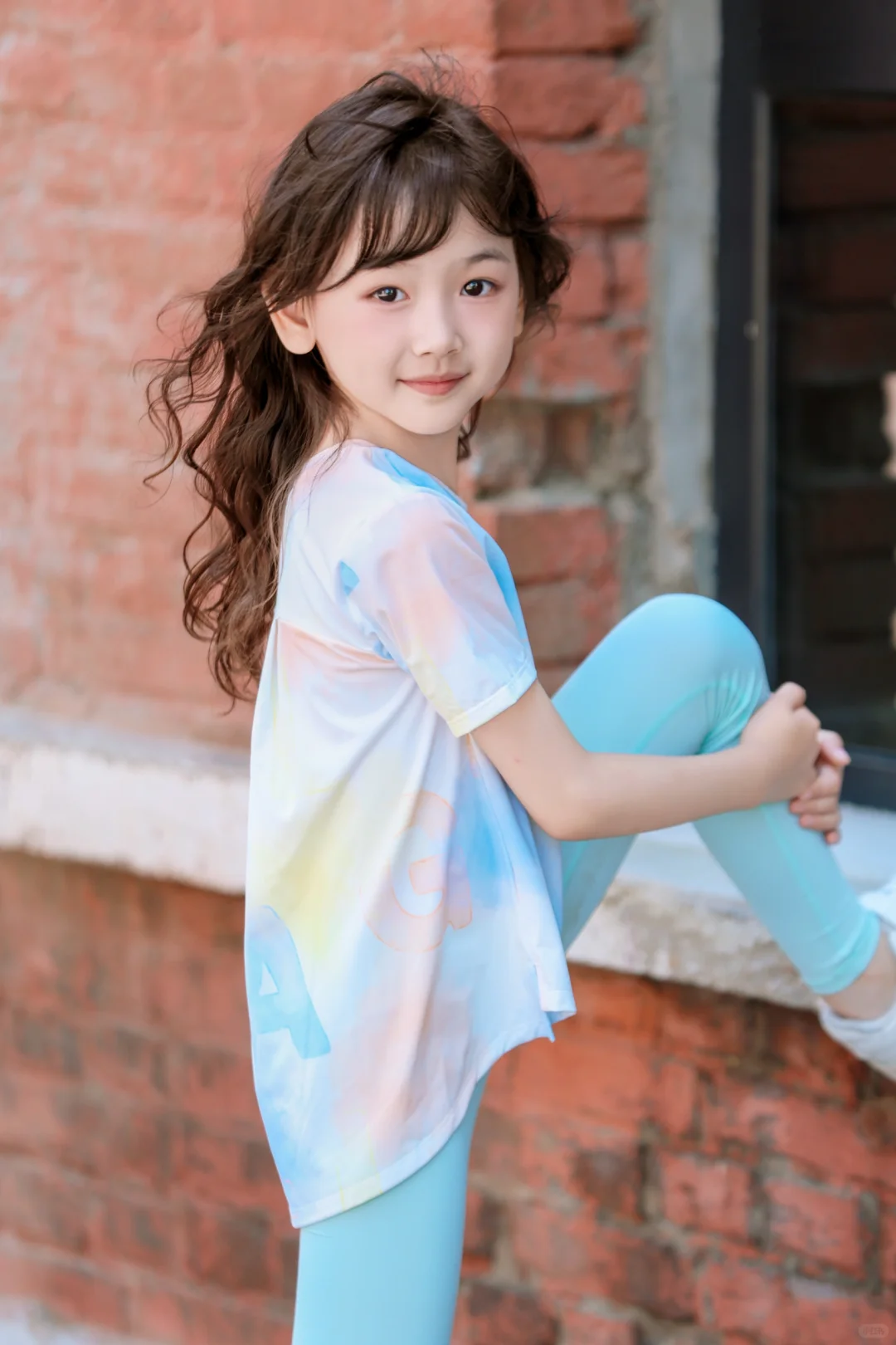 沐浴阳光的户外瑜伽少女