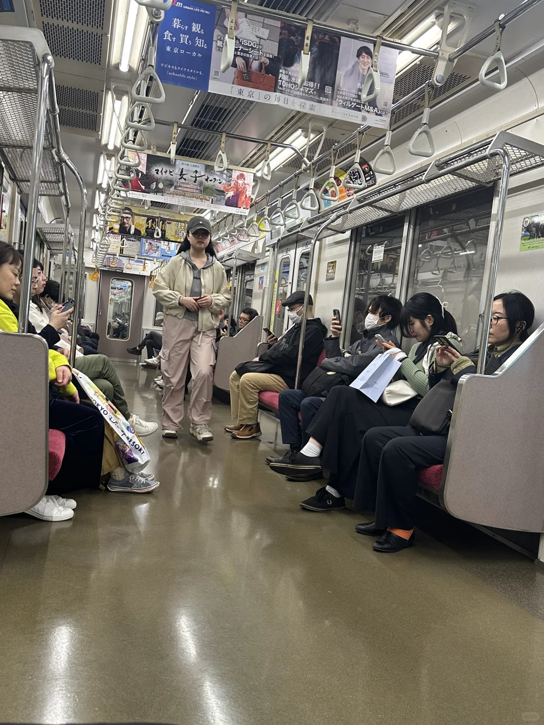 东京地铁日本人很有素质？不，大家都是低头党