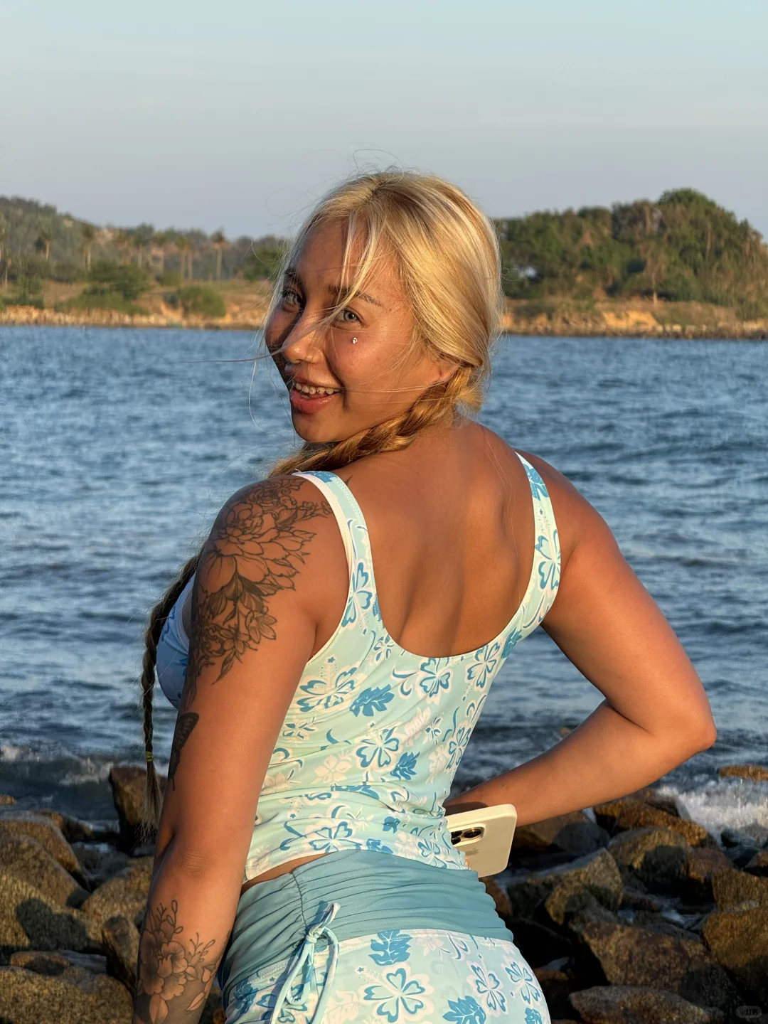 健身女的海边穿搭