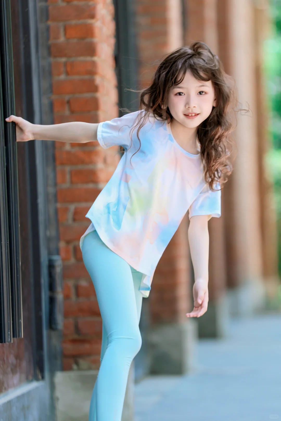 沐浴阳光的户外瑜伽少女