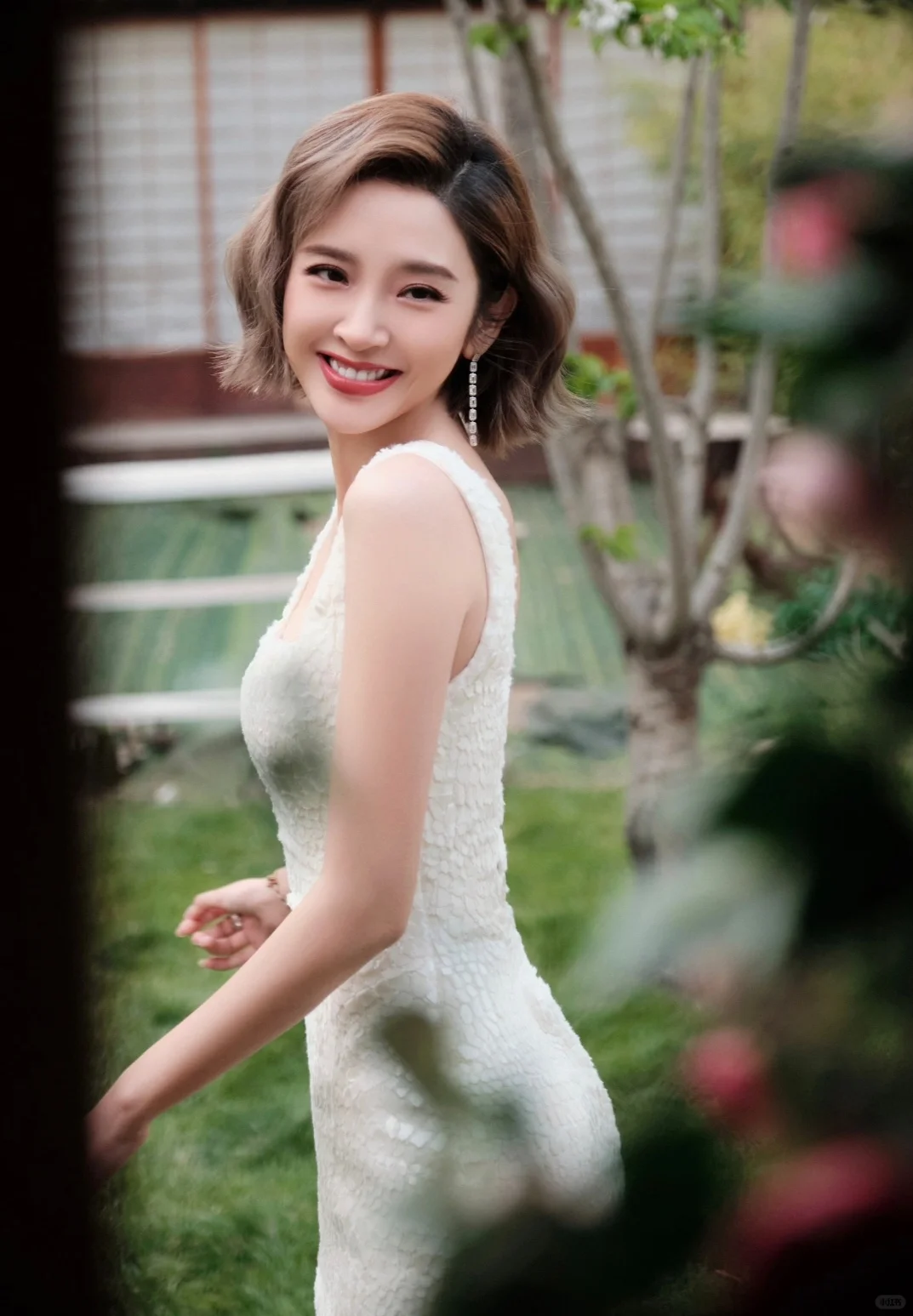 唐艺昕短发造型实在美丽，曼妙身材玲珑有致
