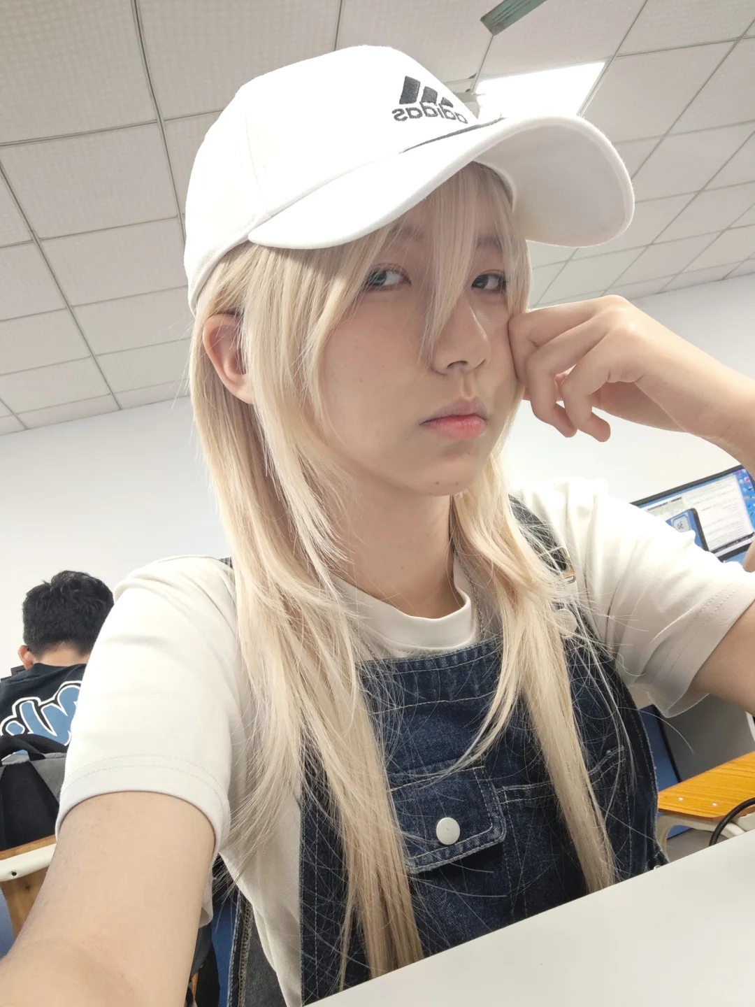 头发剪毁了第一次戴假发去上课。。
