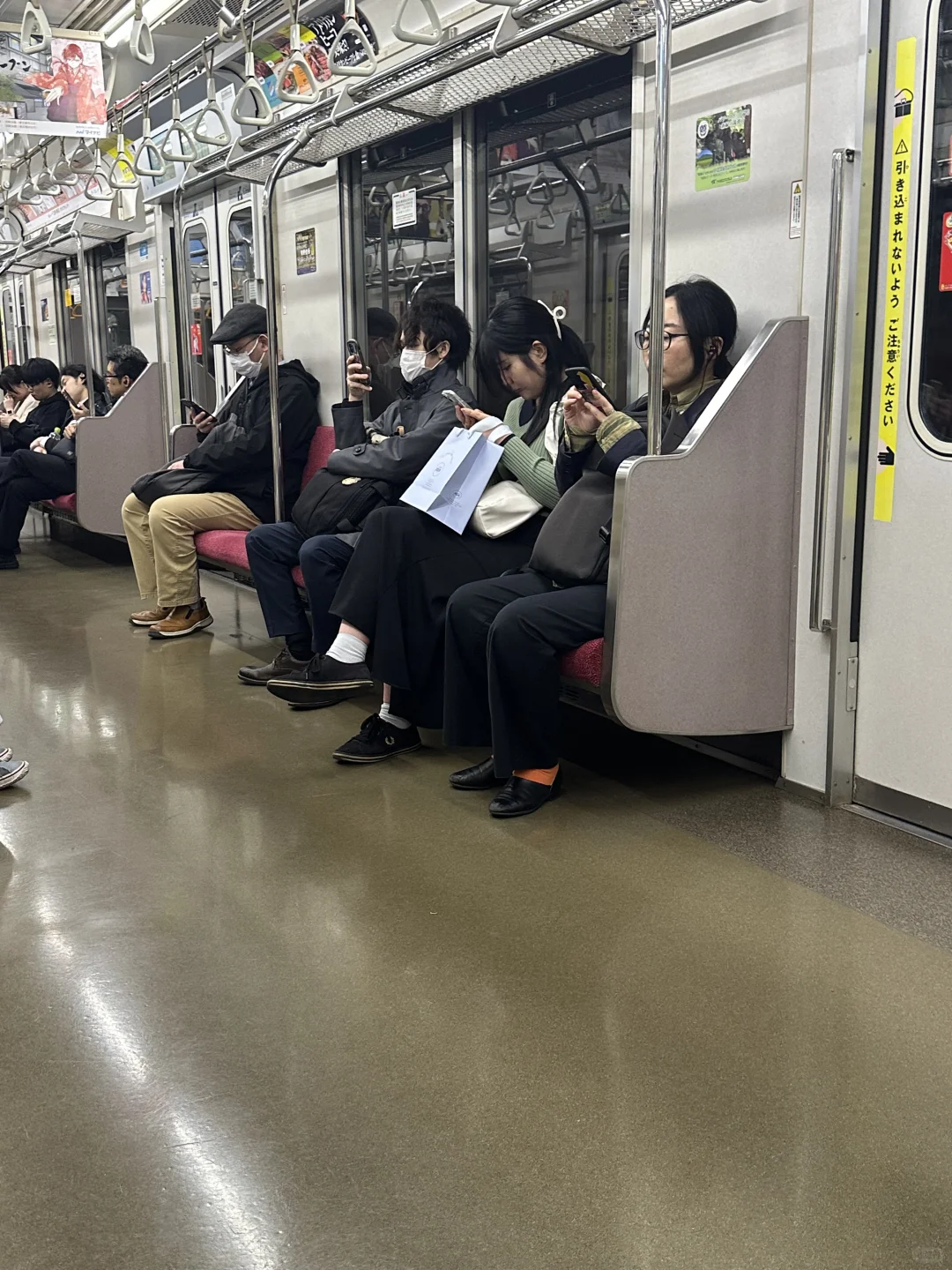 东京地铁日本人很有素质？不，大家都是低头党