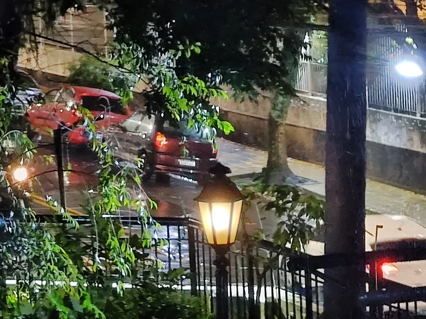 在雨中看一场城市的演出☔️韵光时雨