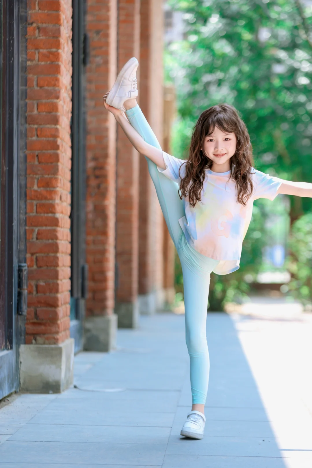 沐浴阳光的户外瑜伽少女