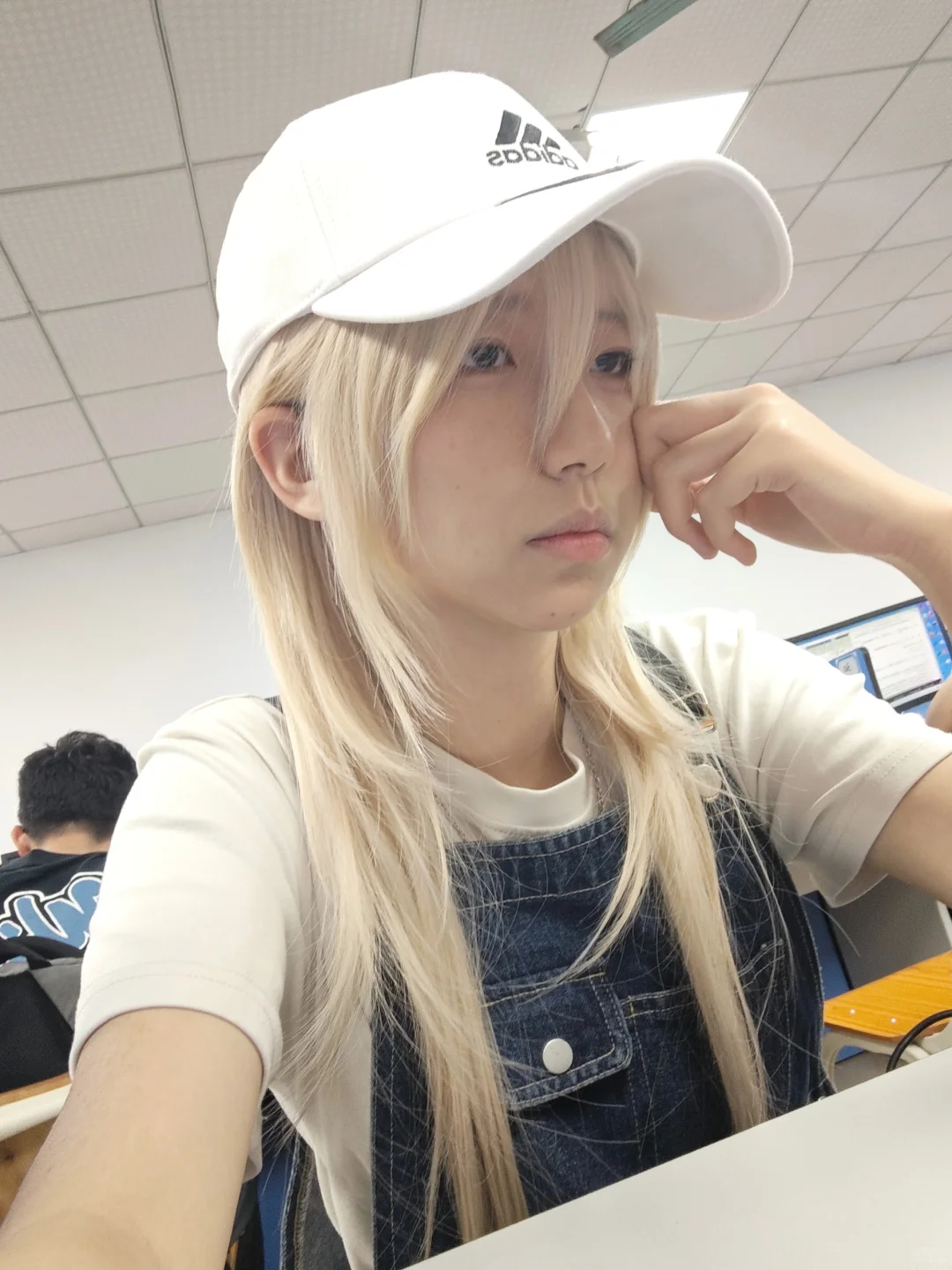 头发剪毁了第一次戴假发去上课。。