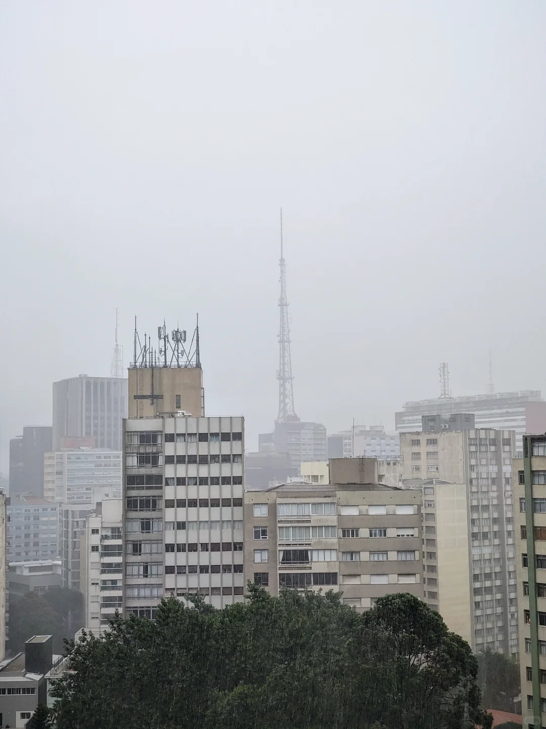 在雨中看一场城市的演出☔️韵光时雨