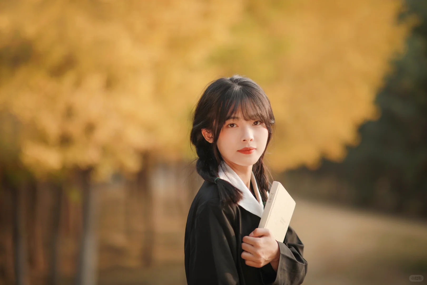 手把手教你氛围感银杏制服写真怎么拍？