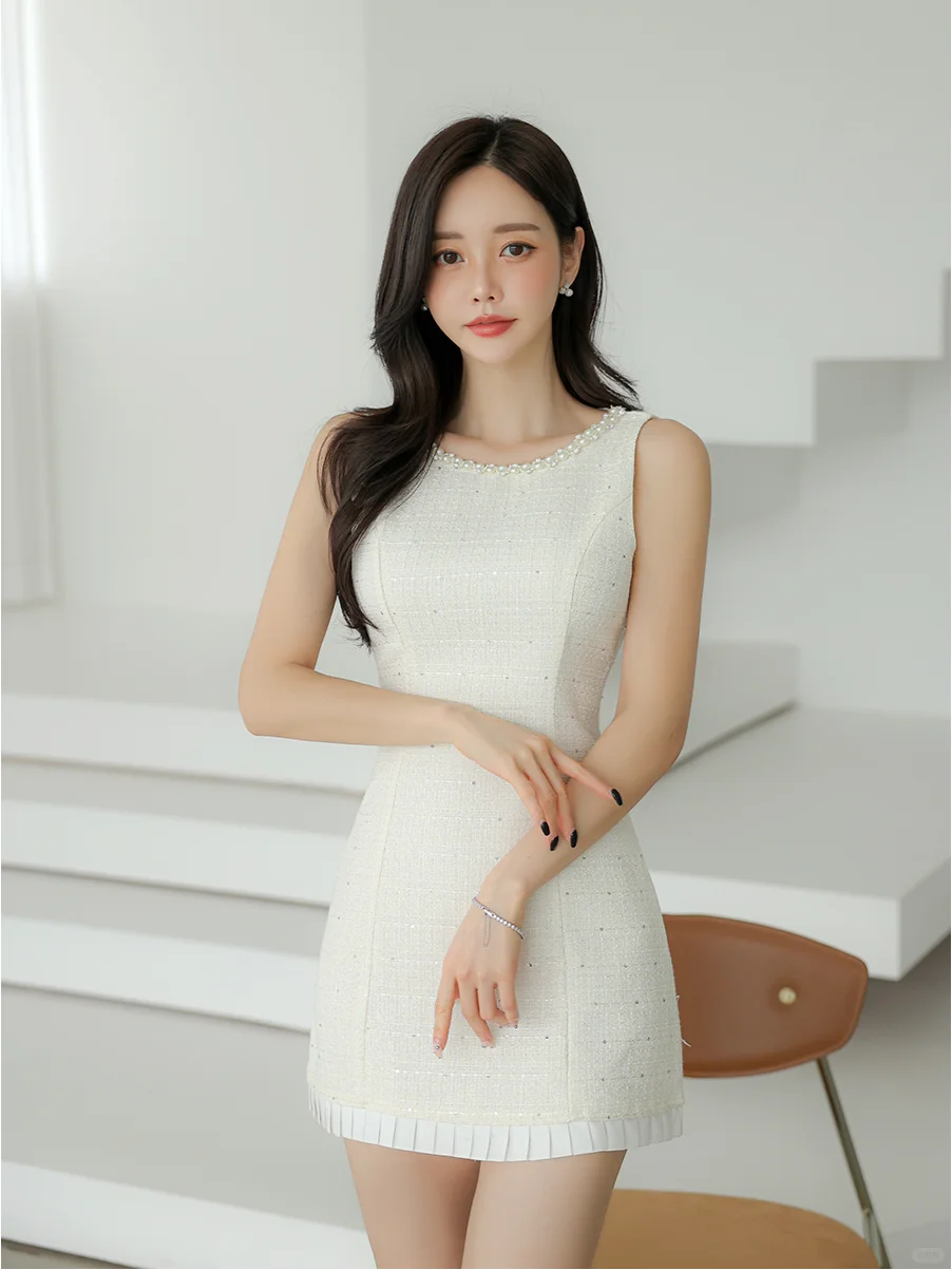 孙允珠穿白色无袖珍珠镶边连衣裙，精致甜美