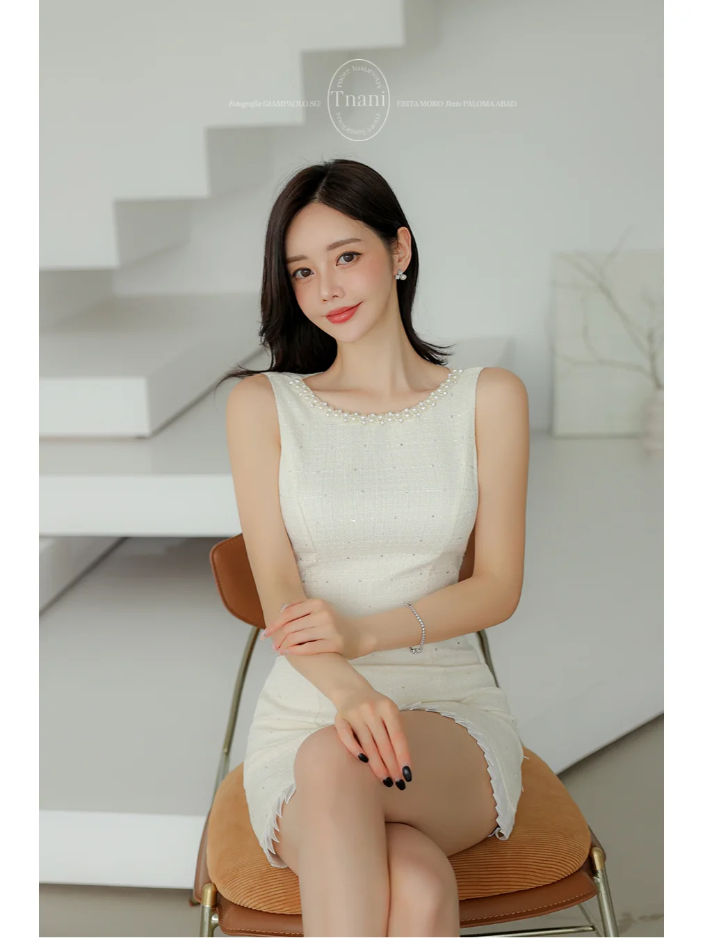 孙允珠穿白色无袖珍珠镶边连衣裙，精致甜美