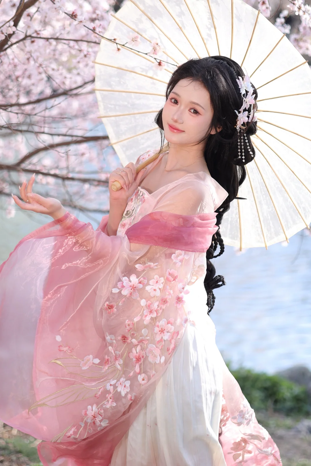 “给春天信里，夹了一片最甜的桃花瓣”
