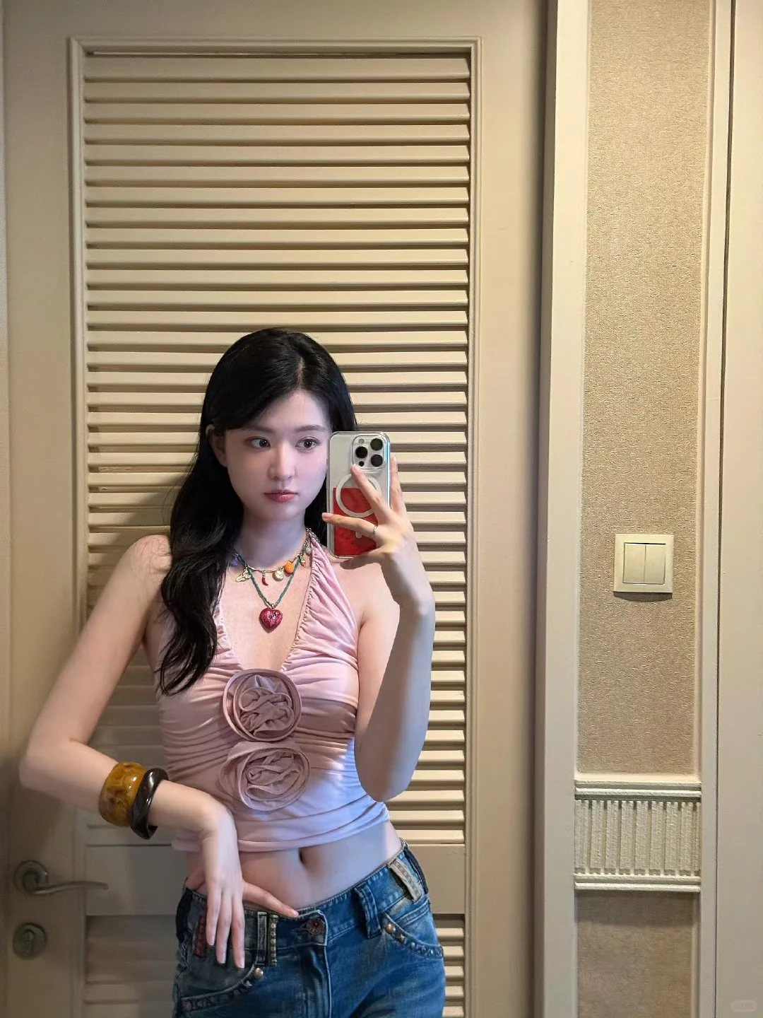 温柔粉色挂脖小衫褶皱设计灵动勾勒曼妙身姿