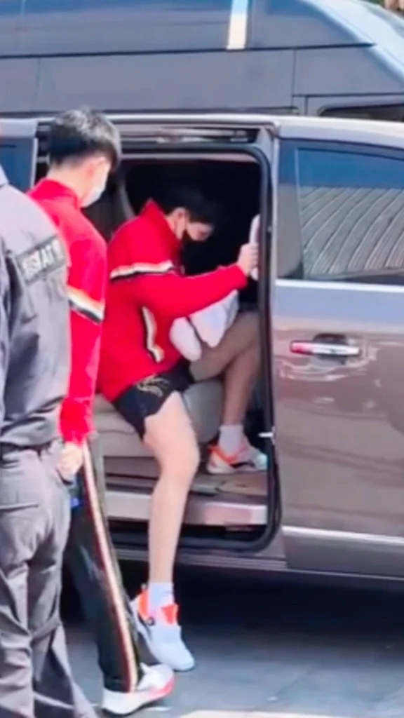 放几张不常见的楚钦的美腿照～