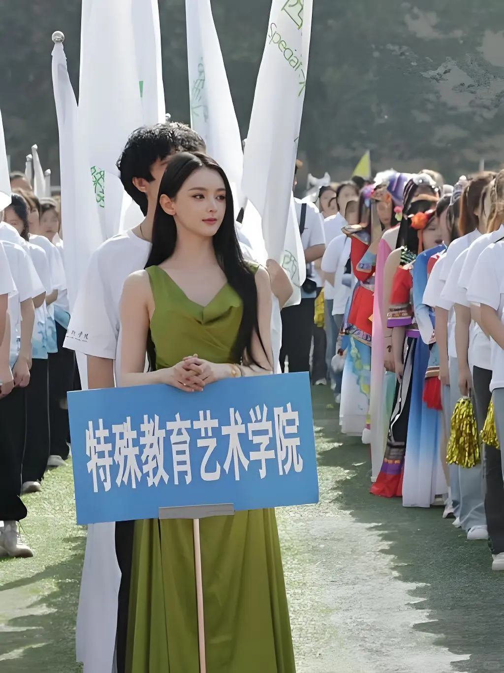 聋哑女大学生因美貌引争议，美院回应啦