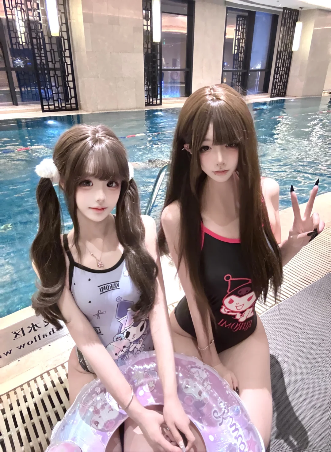 和闺蜜双子泳衣