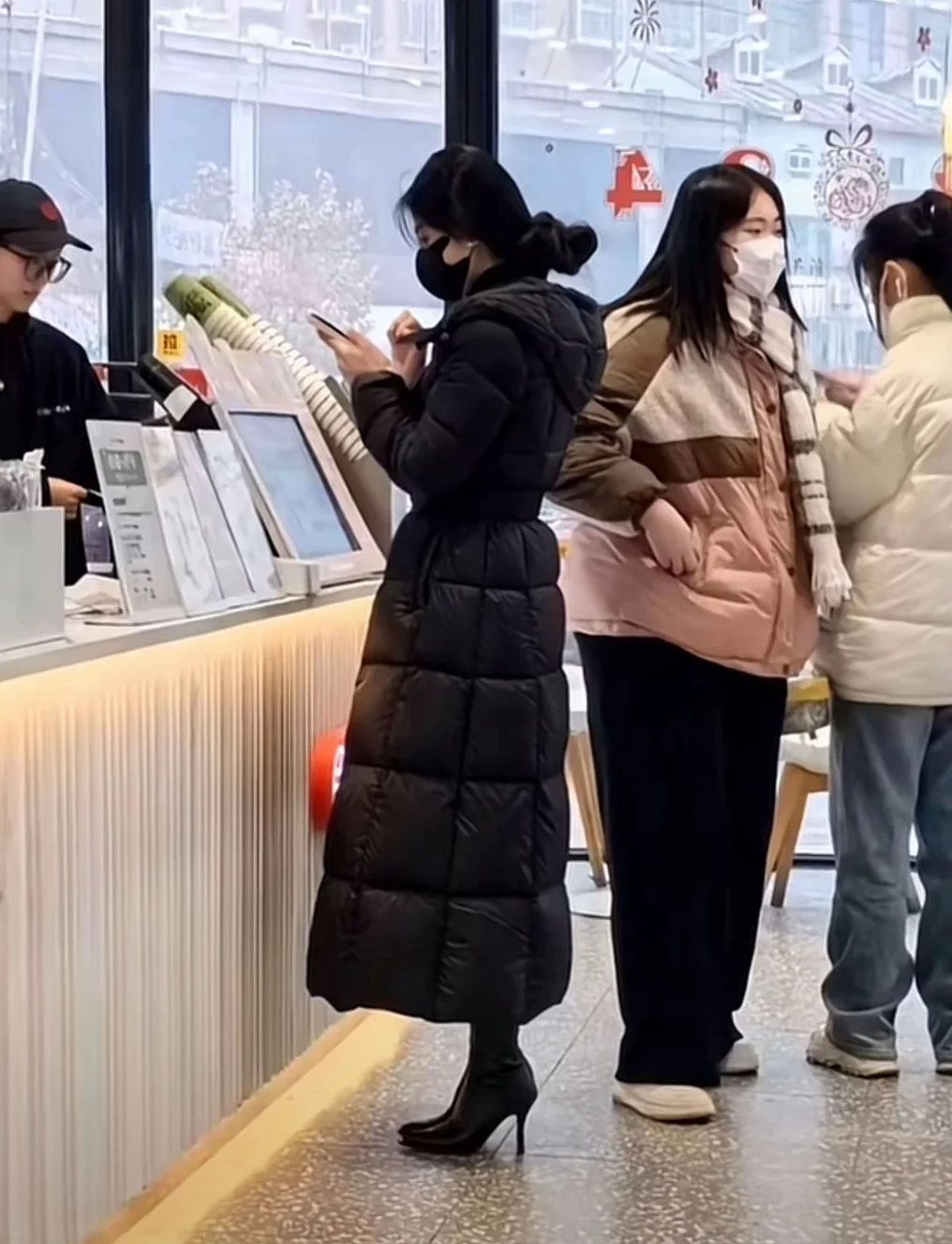 为什么有的人不露脸就知道是大美女？？
