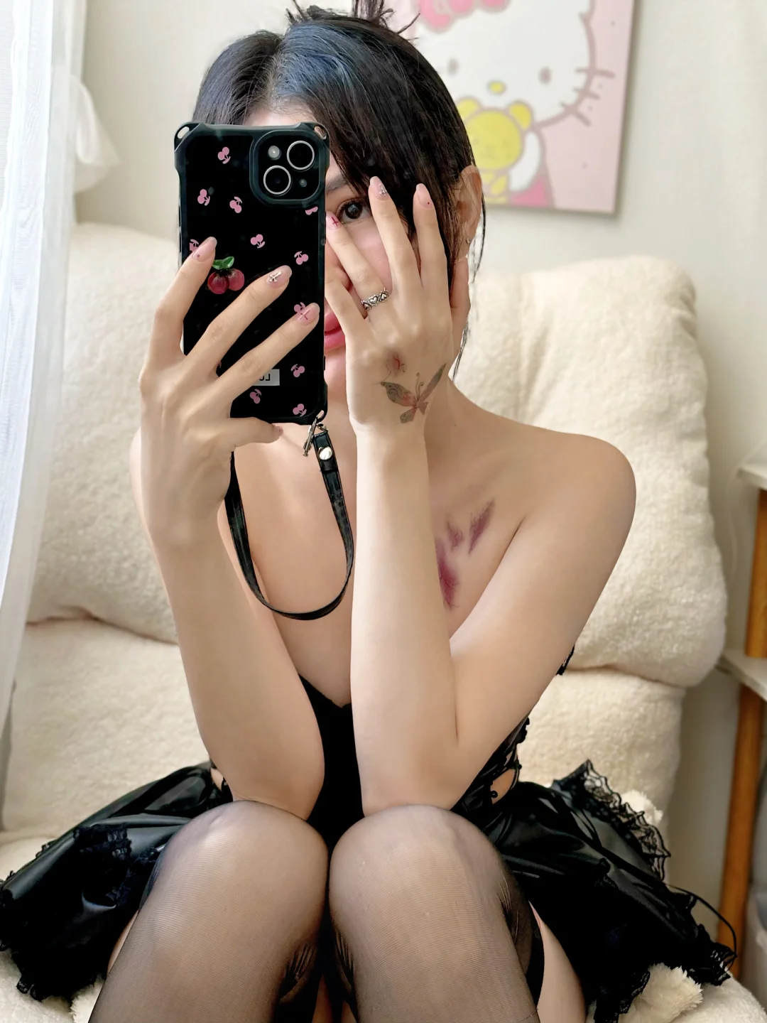 小黑裙的魅力在于性感又不失优雅。