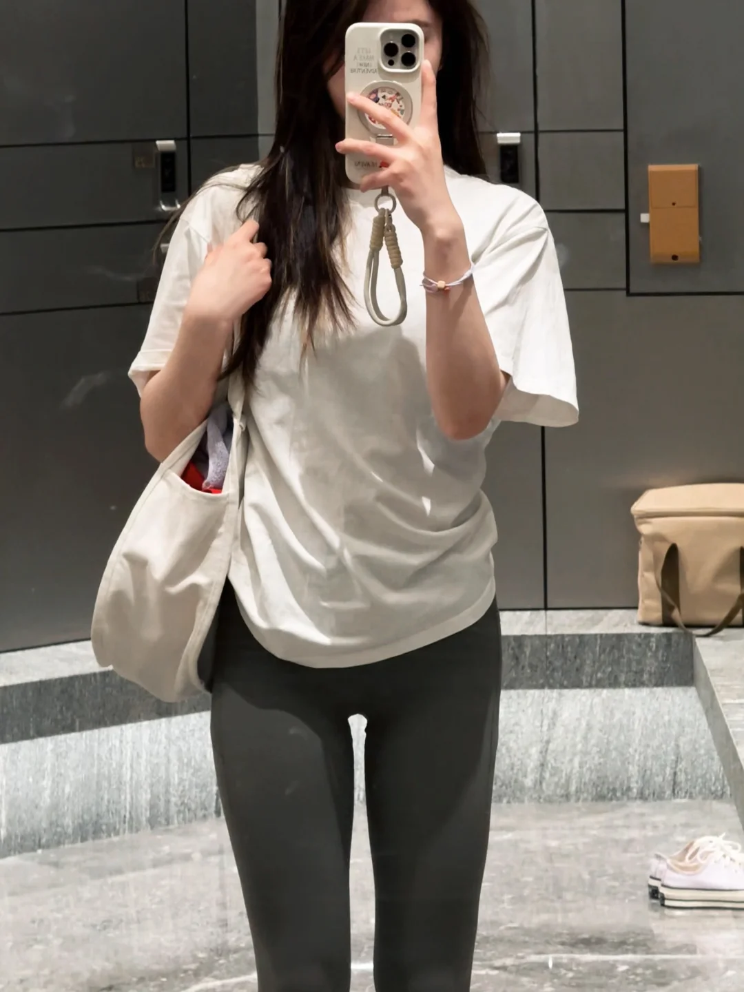 女教练洗澡前的摆拍！