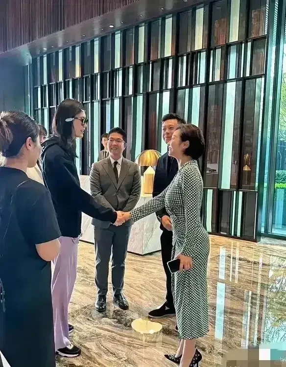 人到50不要和年轻人去比颜值，那是硬伤