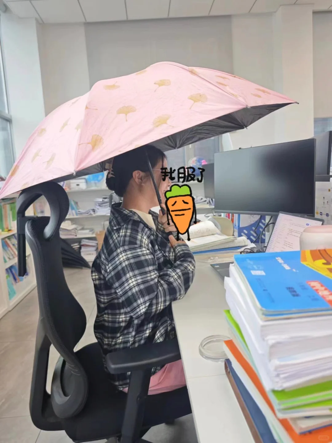 震惊！某公司女员工打伞上班，只因……