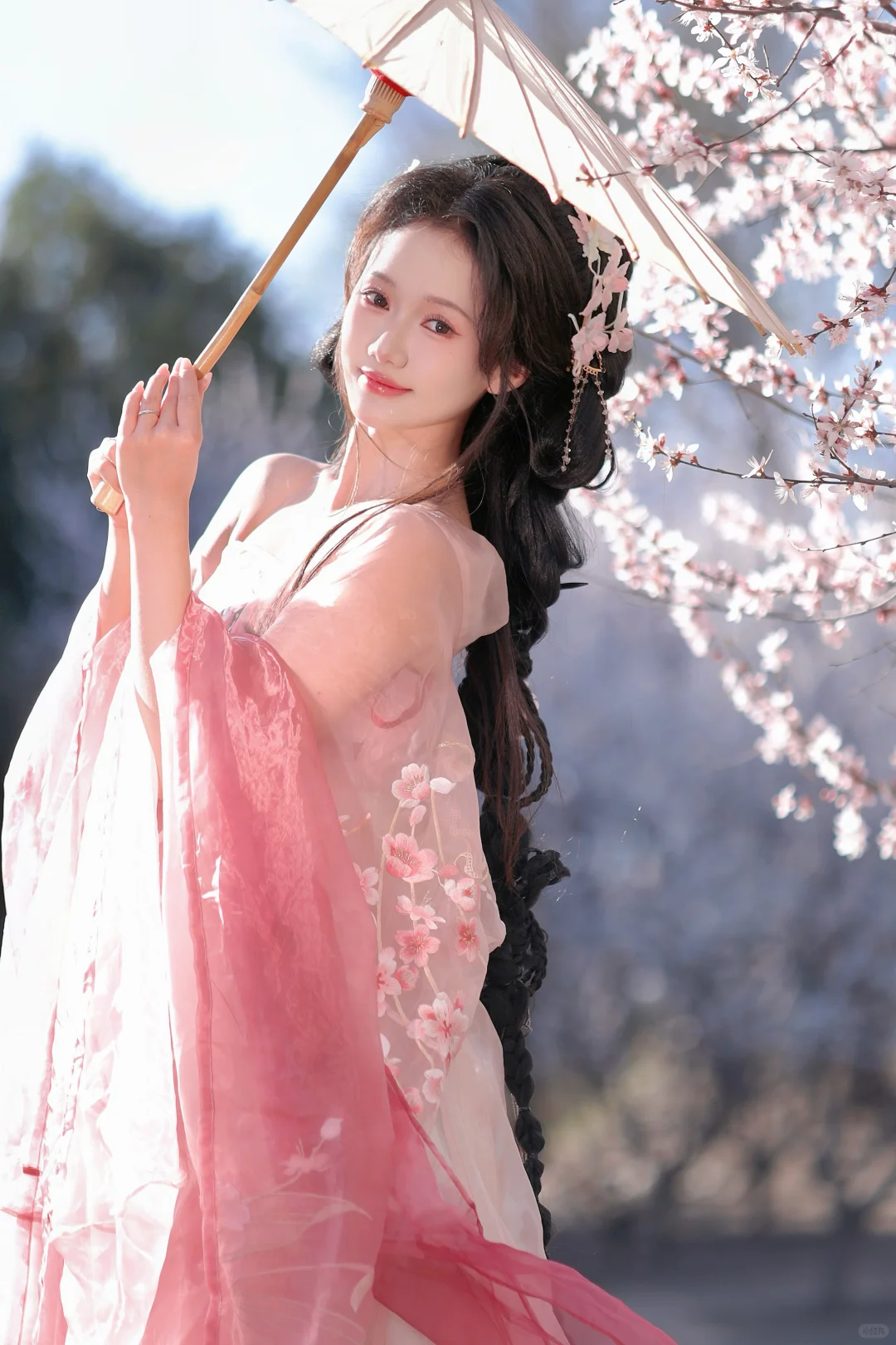 “给春天信里，夹了一片最甜的桃花瓣”