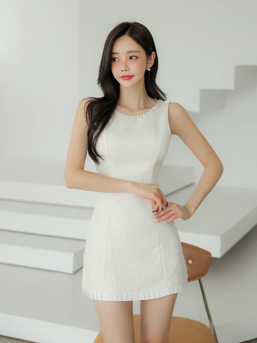 孙允珠穿白色无袖珍珠镶边连衣裙，精致甜美
