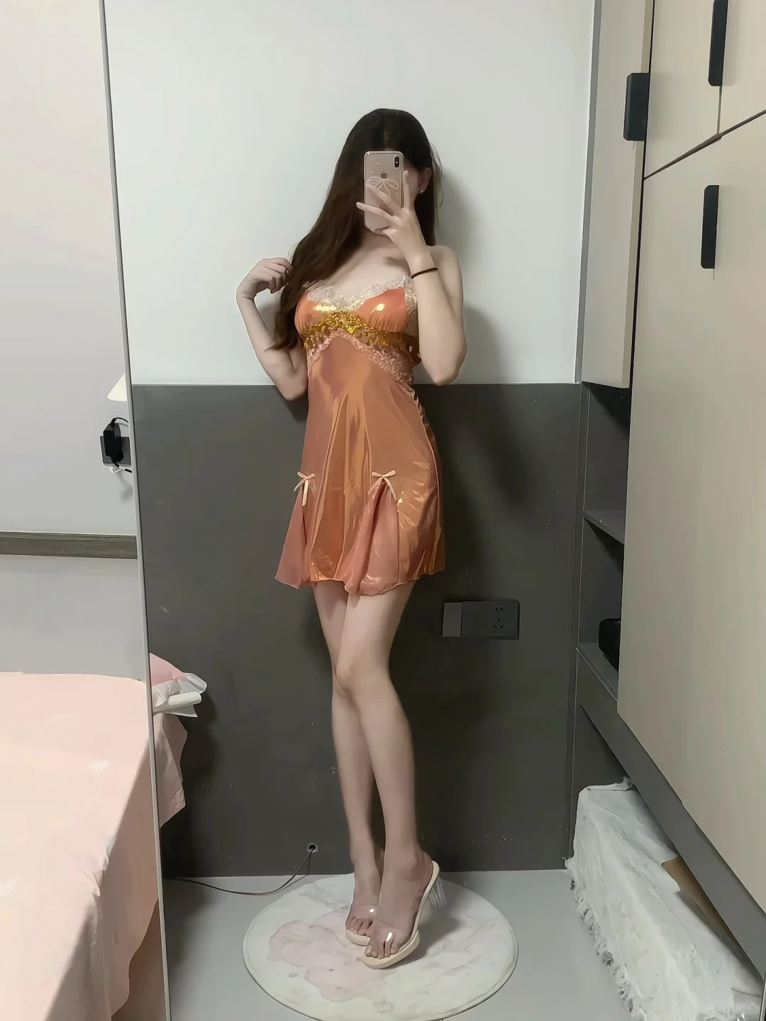 姐妹们！左滑！看我穿上两套吊带睡裙！