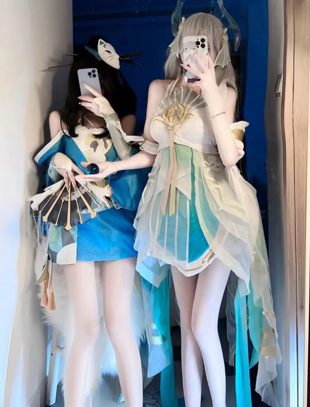 王者cos姐妹花，身穿透明白丝，手拿武器