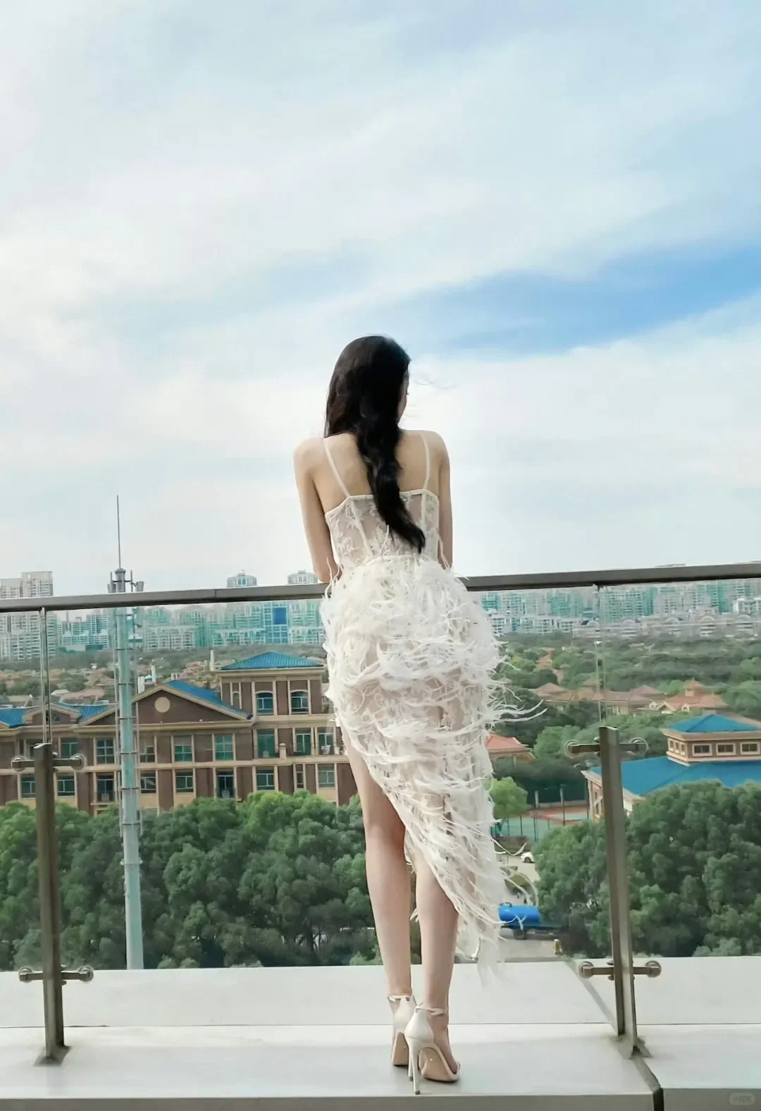 迪丽热巴太透了吧，吊带蕾丝裙，迷人优雅