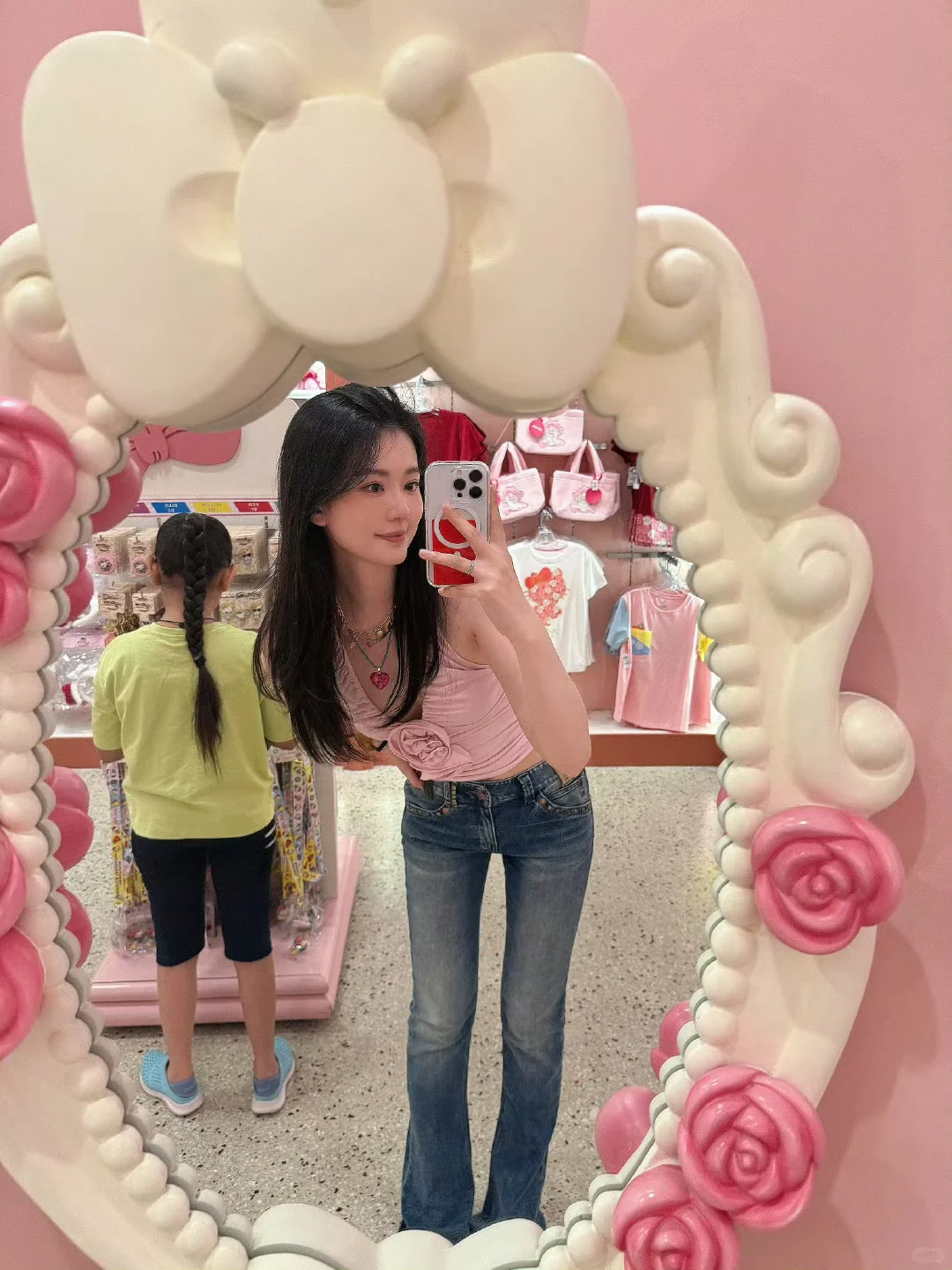 温柔粉色挂脖小衫褶皱设计灵动勾勒曼妙身姿