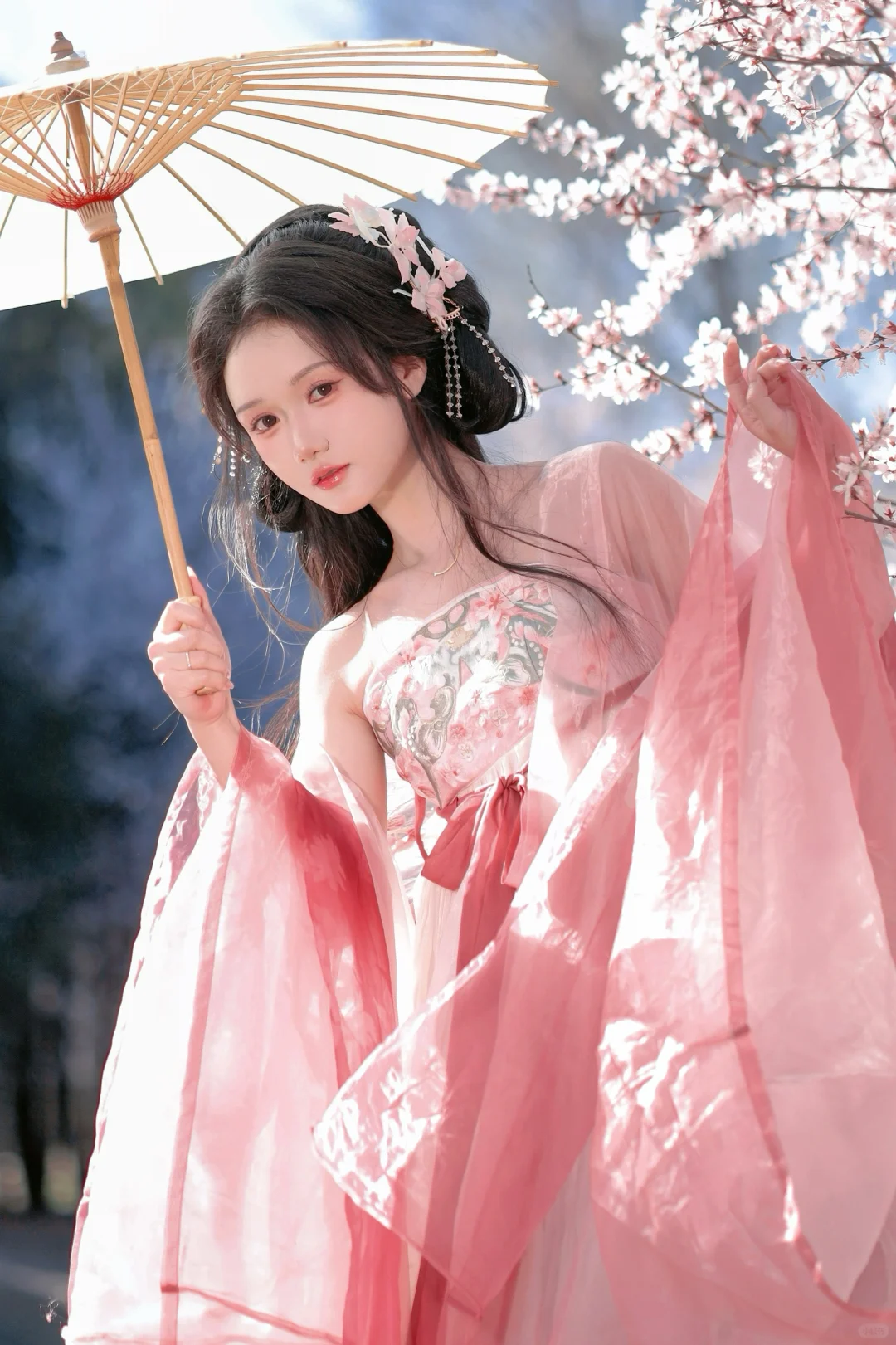 “给春天信里，夹了一片最甜的桃花瓣”