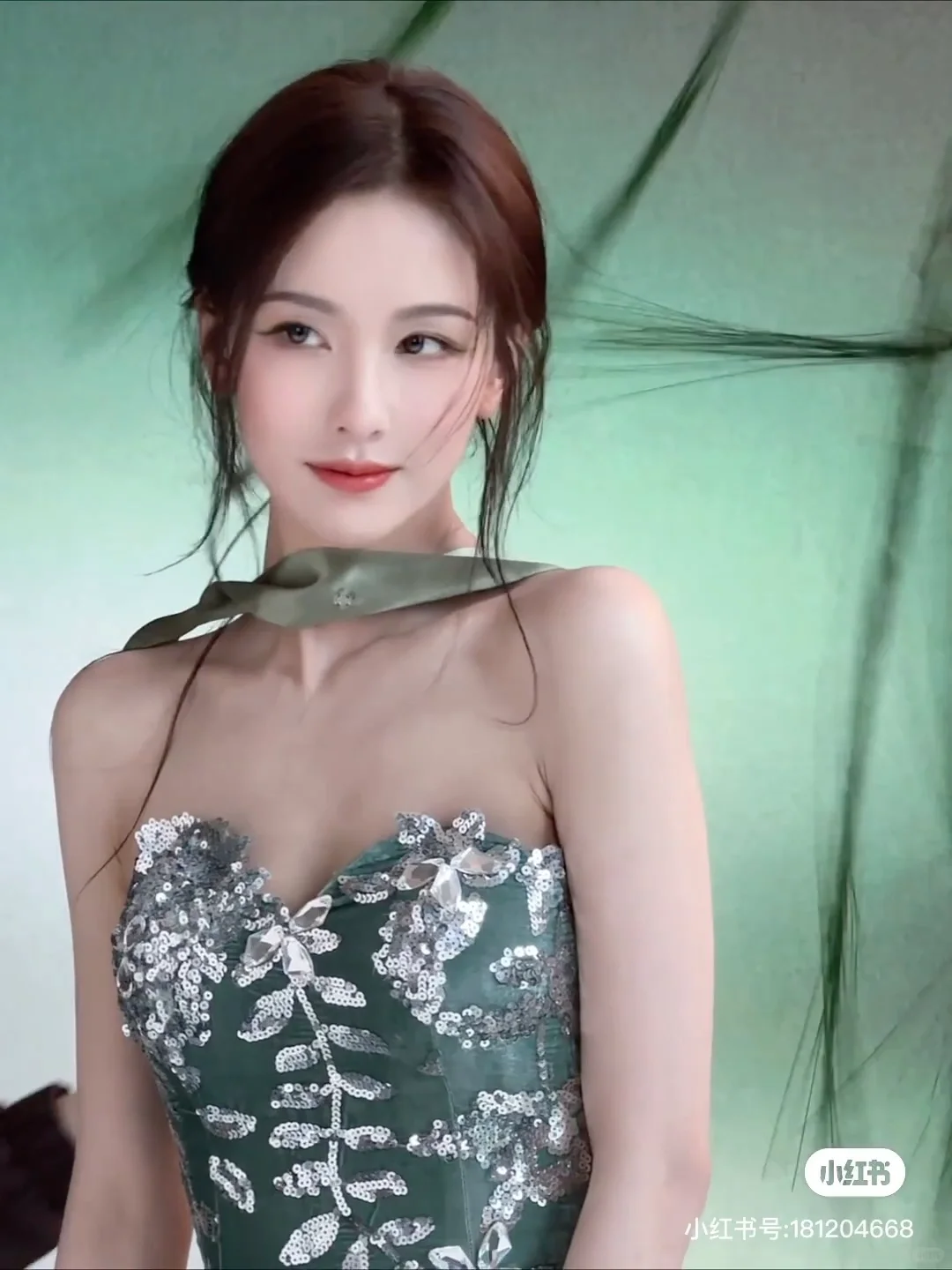 这！好魅惑的眼神好爱-陈都灵