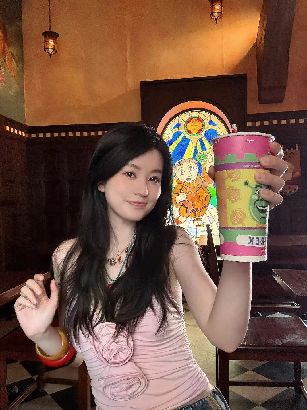 温柔粉色挂脖小衫褶皱设计灵动勾勒曼妙身姿