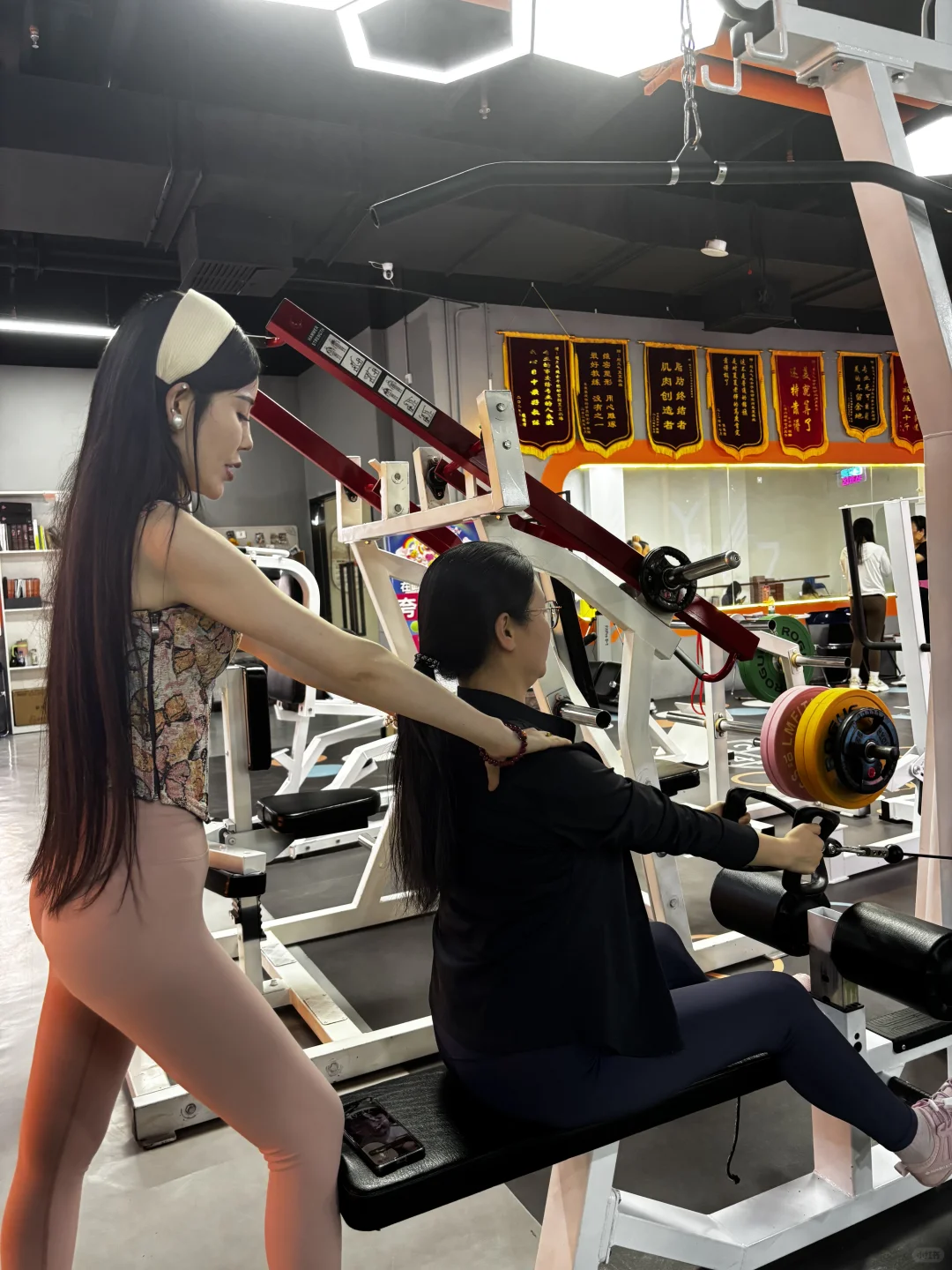 撸铁的女孩把柔弱嚼碎了咽下去