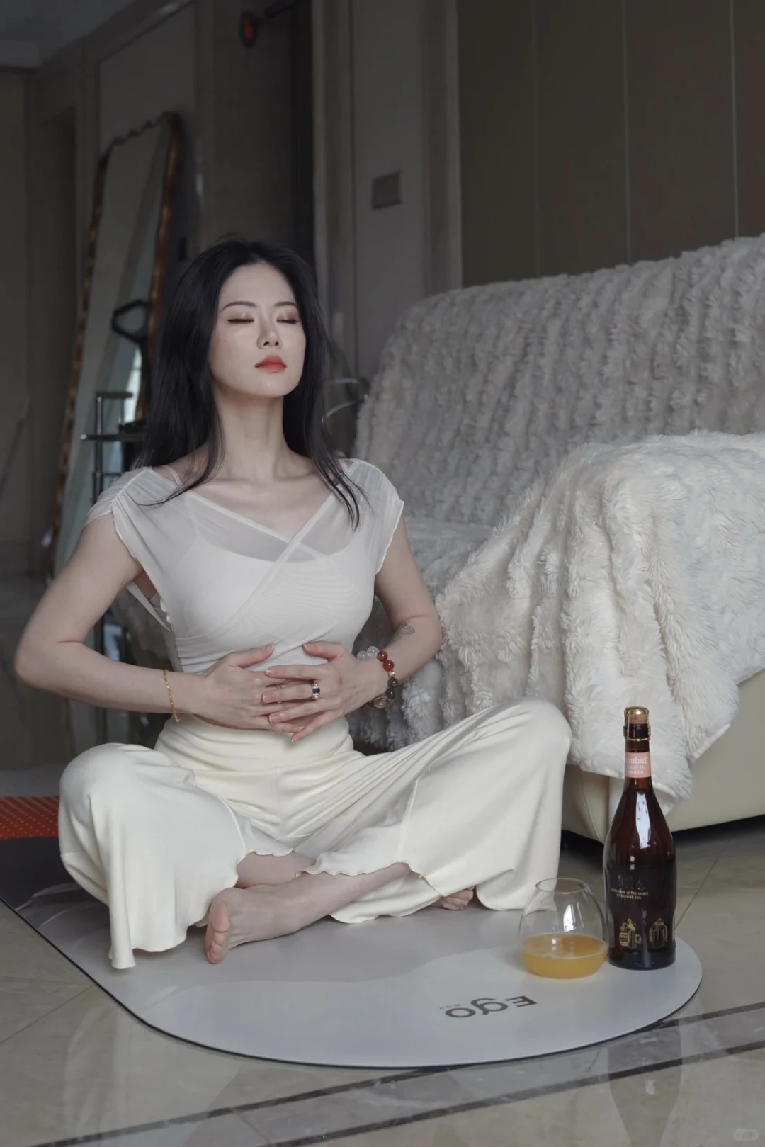微醺瑜伽｜醉意比夜色先抵达眼眶。