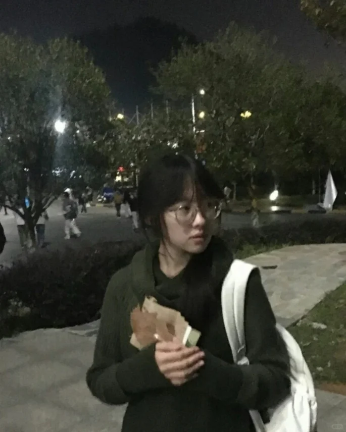 假装是女大