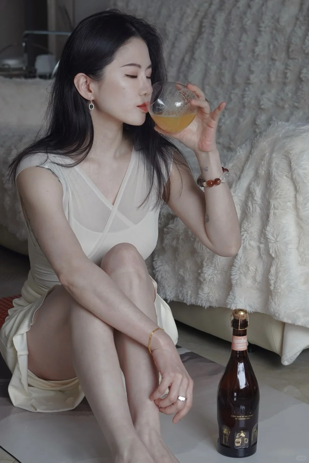 微醺瑜伽｜醉意比夜色先抵达眼眶。