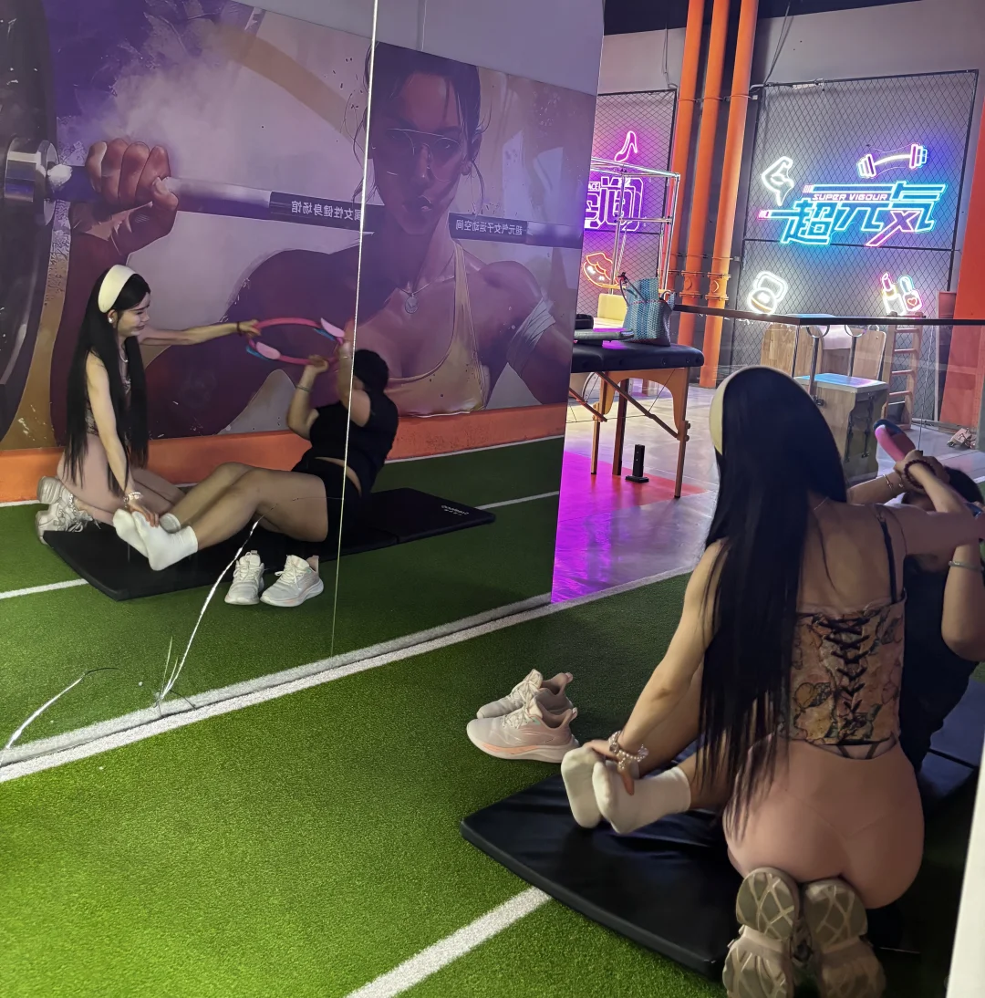 撸铁的女孩把柔弱嚼碎了咽下去