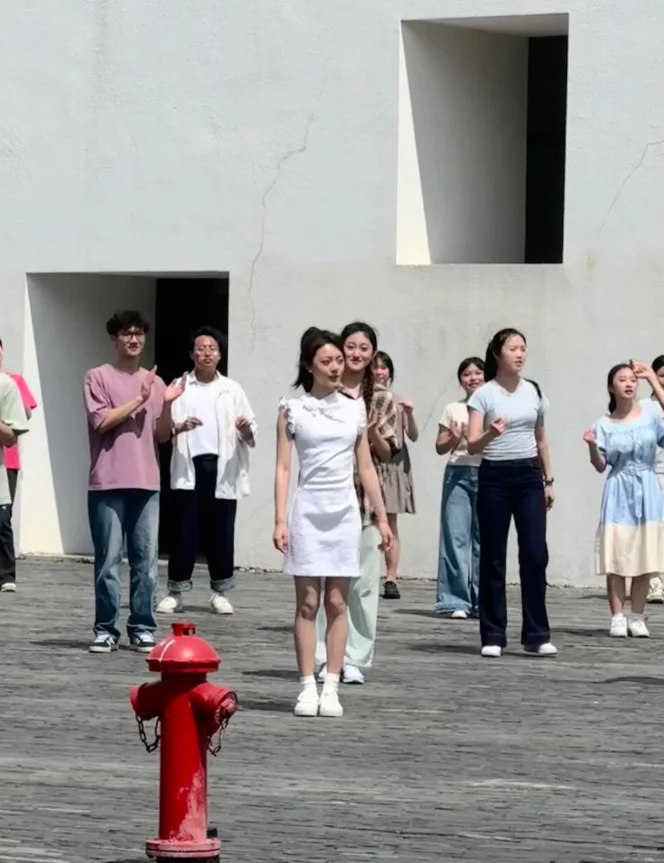 天呐...她路人镜头长这样？！